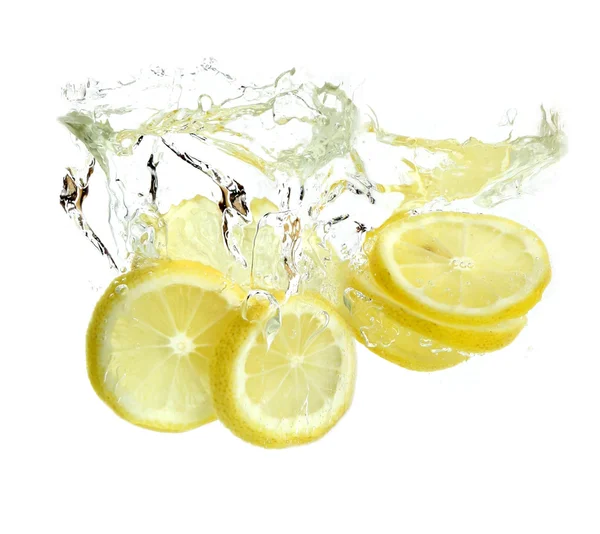 Zitrone wird ins Wasser gelassen — Stockfoto