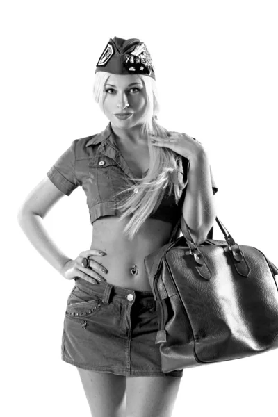 Askeri giysiler içinde güzel bir kadın — Stok fotoğraf