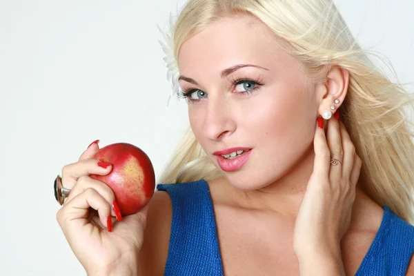 Vacker sexig blondin med rött äpple — Stockfoto