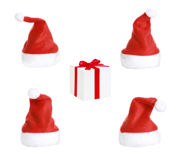 Chapéus de Natal e presente de Natal — Fotografia de Stock