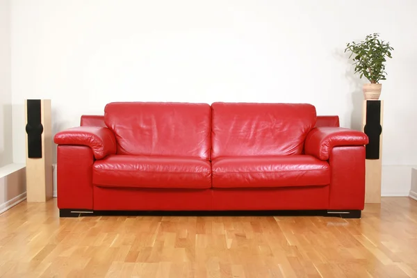 Rotes Leder bequemes Sofa — Stockfoto
