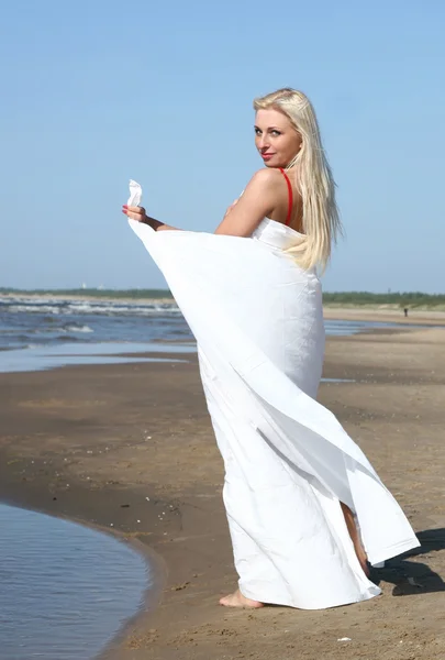 Menina é enrolado em uma toalha branca — Fotografia de Stock