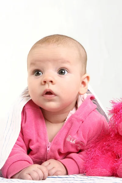 Babymeisje kruipen — Stockfoto