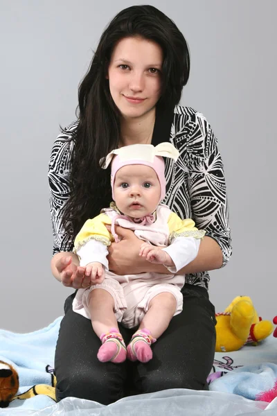 Lindo bebé con madre —  Fotos de Stock