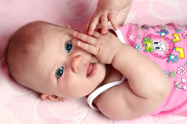 Portret van jonge babymeisje — Stockfoto