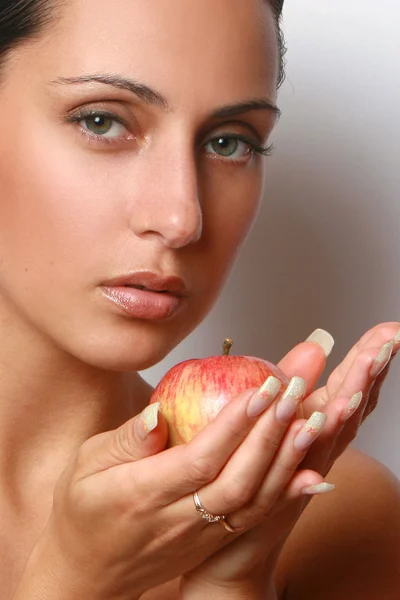 Mooi meisje bedrijf apple — Stockfoto