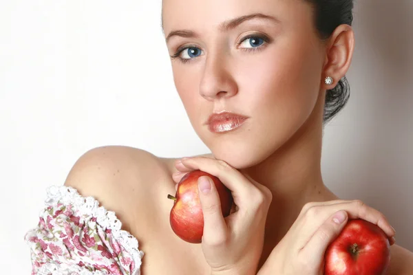 Menina bonita segurando duas maçãs vermelhas — Fotografia de Stock