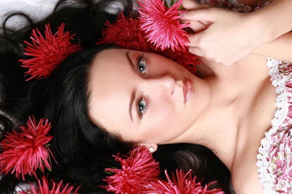 Atractiva cara de mujer con flores —  Fotos de Stock