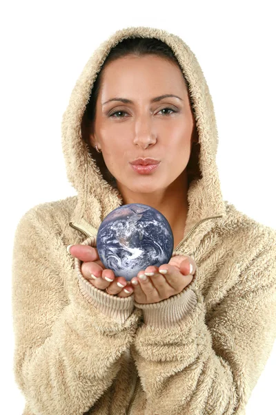 Красива жінка тримає глобус — стокове фото