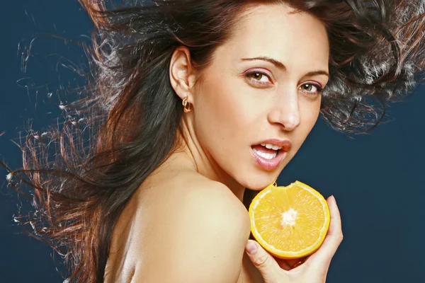 Menina bonita com laranja suculento fresco — Fotografia de Stock