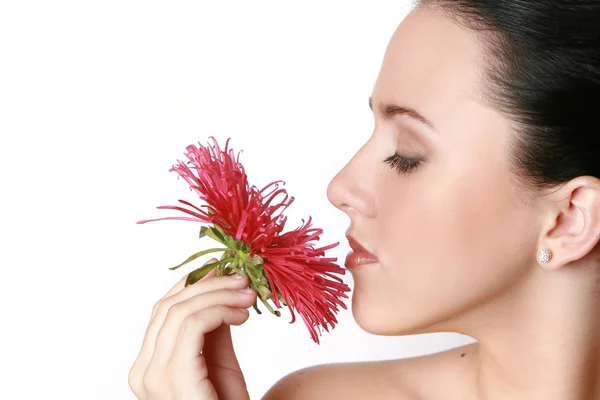 Houkutteleva nuori nainen kasvot kukkia — kuvapankkivalokuva