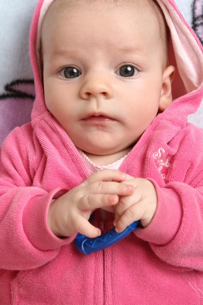 Meisje van de baby in een steeg jas — Stockfoto