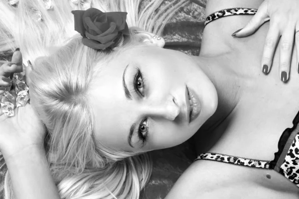 Sexy blondýna s květinou ve vlasech — Stock fotografie