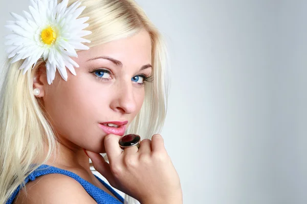 Güzel genç mavi gözlü kadın — Stok fotoğraf