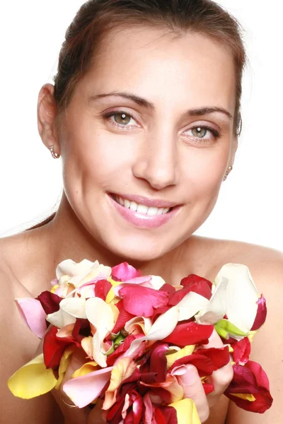 Mooie vrouw met rozenblaadjes — Stockfoto