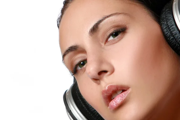 Ganska ung kvinna lyssnar musik — Stockfoto