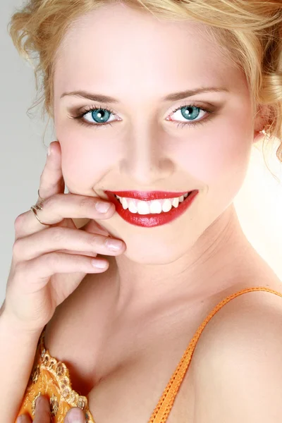 Porträtt av charmiga blåögd blondin — Stockfoto