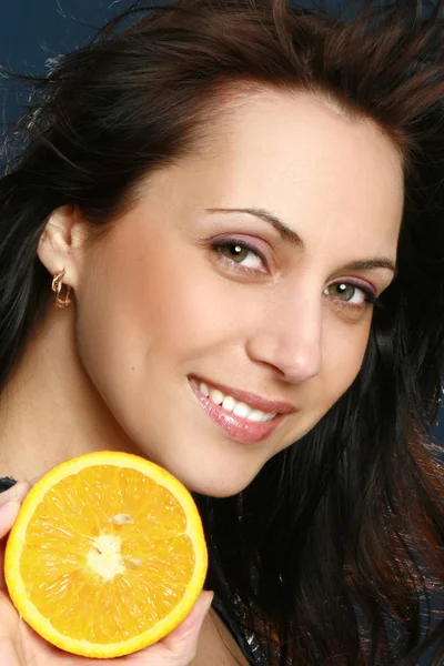 Όμορφη γυναίκα με μισό πορτοκάλι — Φωτογραφία Αρχείου