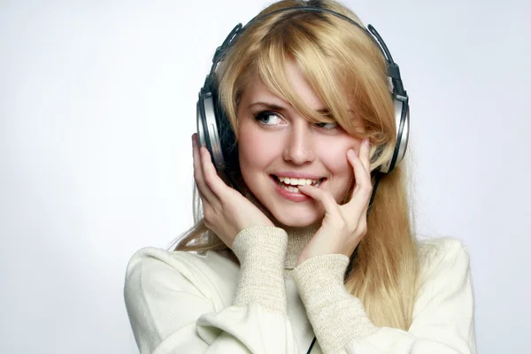 Piękne moda kobieta słuchania muzyki — Zdjęcie stockowe