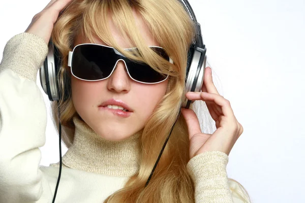 Hermosa mujer de moda escuchando música — Foto de Stock