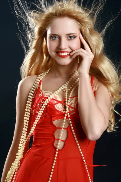 Schönes junges Mädchen im roten Kleid — Stockfoto