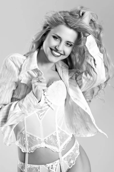 Bonita rindo jovem mulher — Fotografia de Stock