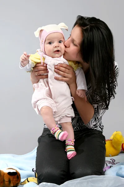 Bebê bonito com mãe — Fotografia de Stock