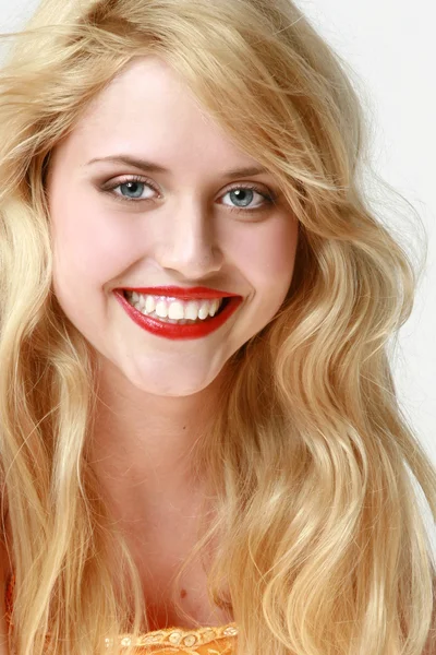 Gyönyörű mosolygós fiatal nő. — Stock Fotó