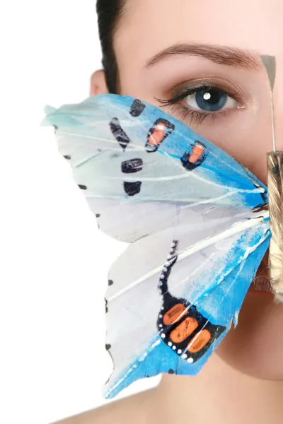 Niebieskooka brunetka z motyl — Zdjęcie stockowe