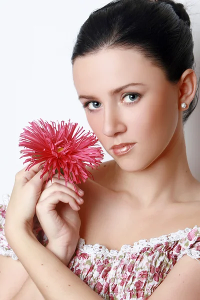 Brunette met rode bloem — Stockfoto
