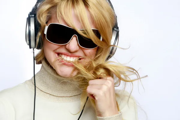 Beautiful fashion woman listening music — Stock Photo, Image