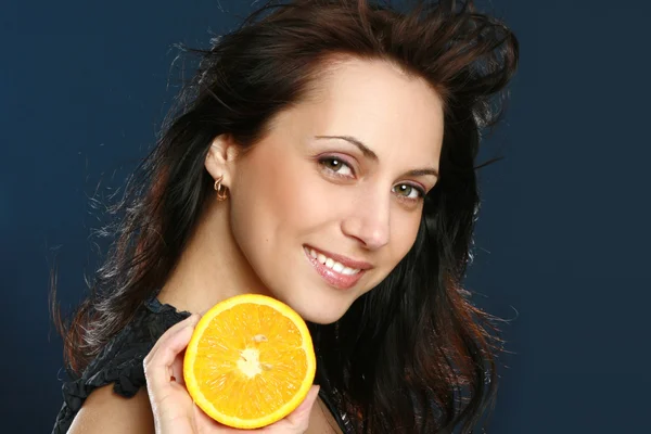 Mulher bonita com meia laranja — Fotografia de Stock