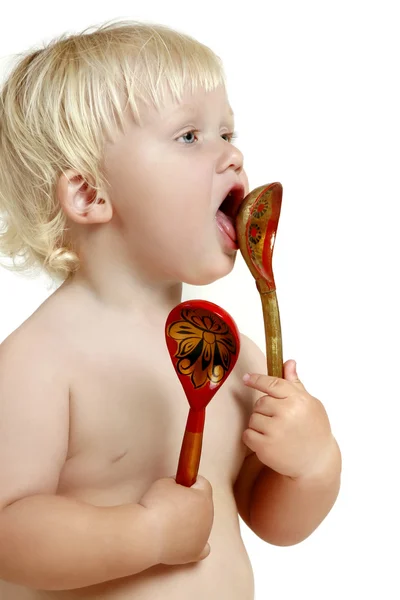 Μικρό ξανθό αγόρι με ξύλινα κουτάλια — Φωτογραφία Αρχείου