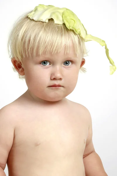 Criança com folha de repolho — Fotografia de Stock