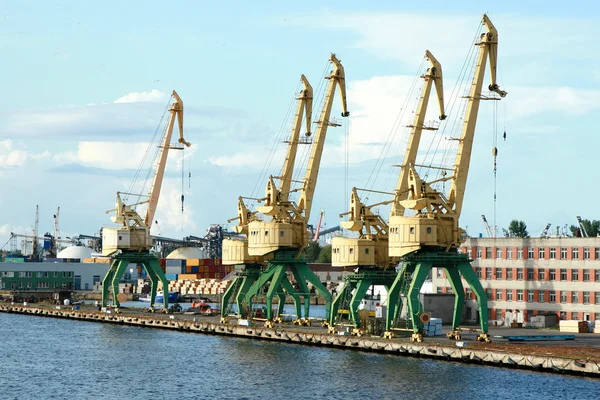 Gamla hamnen crane — Stockfoto