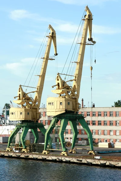 Två gamla gula harbor crane — Stockfoto