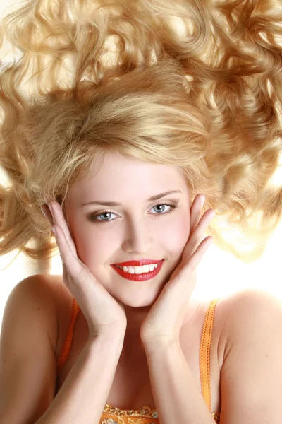 Ritratto di una giovane donna sorridente — Foto Stock