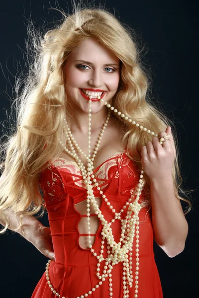 Vacker flicka med pärlor i tänder — Stockfoto