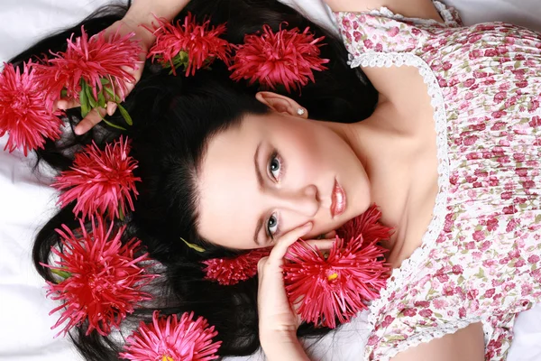 Porträtt av vacker flicka med blommor — Stockfoto
