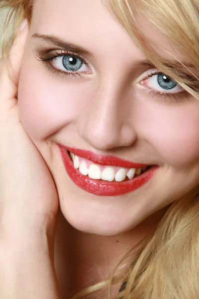Посміхаючись красива біла жінка — стокове фото