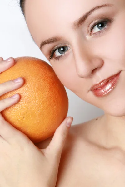 Женщина со свежим грейпфрутом — стоковое фото