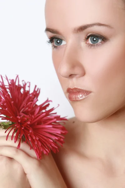 Charmiga brunett med röd blomma — Stockfoto