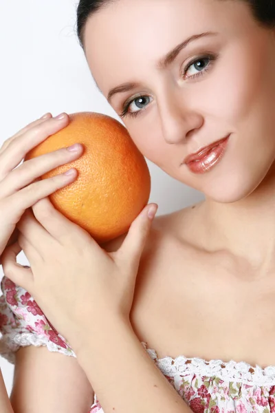 Женское лицо с грейпфрутом — стоковое фото