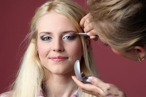 Makeup artist doing make-up — Stock Photo, Image