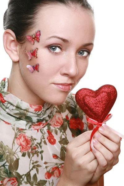 Joven belleza chica sosteniendo corazón rojo — Foto de Stock