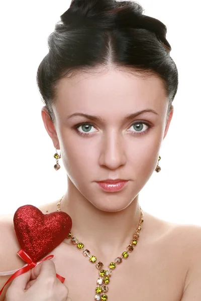 Kırmızı kalp tutan genç güzellik kız — Stok fotoğraf
