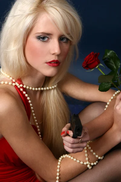 Belle femme blonde en robe rouge — Photo