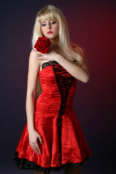 Mooie vrouw met rode roos — Stockfoto