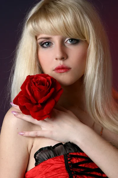 Hermosa mujer con rosa roja —  Fotos de Stock