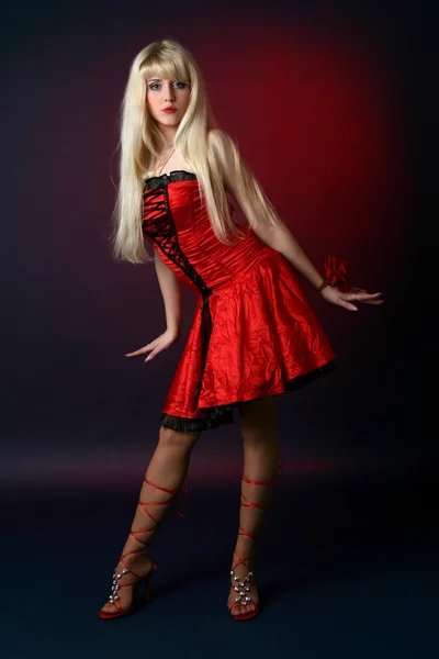 Νεαρά ξανθιά σε ένα κόκκινο φόρεμα σατινέ — Φωτογραφία Αρχείου
